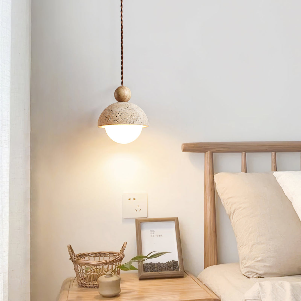 Aria Lámpara Colgante con Cúpula de Vidrio y Travertino — imagen 3 | Aura Lighting