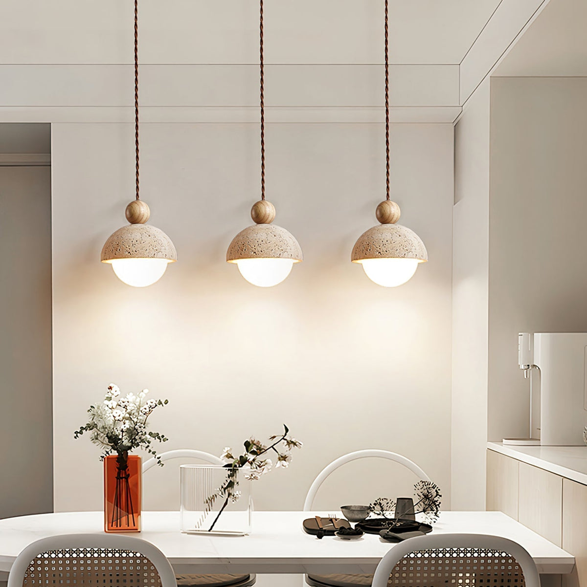 Aria Lámpara Colgante con Cúpula de Vidrio y Travertino — imagen 8 | Aura Lighting