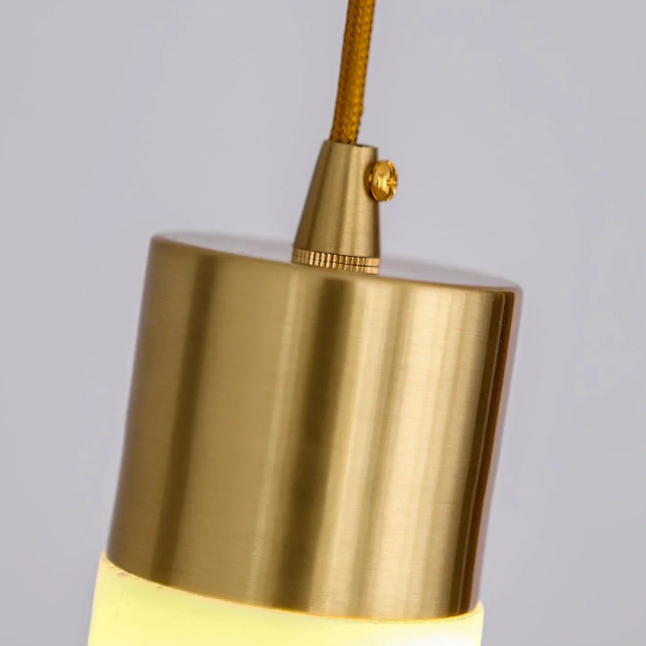Dike White Alabaster Pendant Light — imagen 12 | Aura Lighting