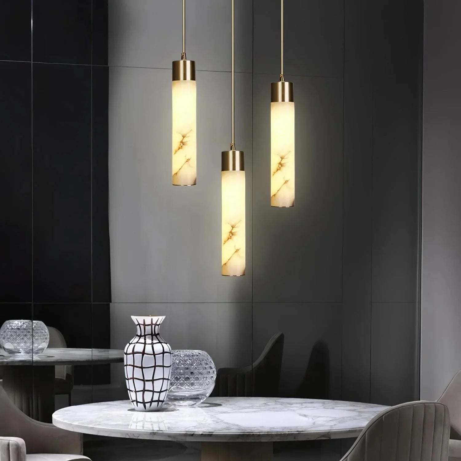 Dike White Alabaster Pendant Light — imagen 4 | Aura Lighting