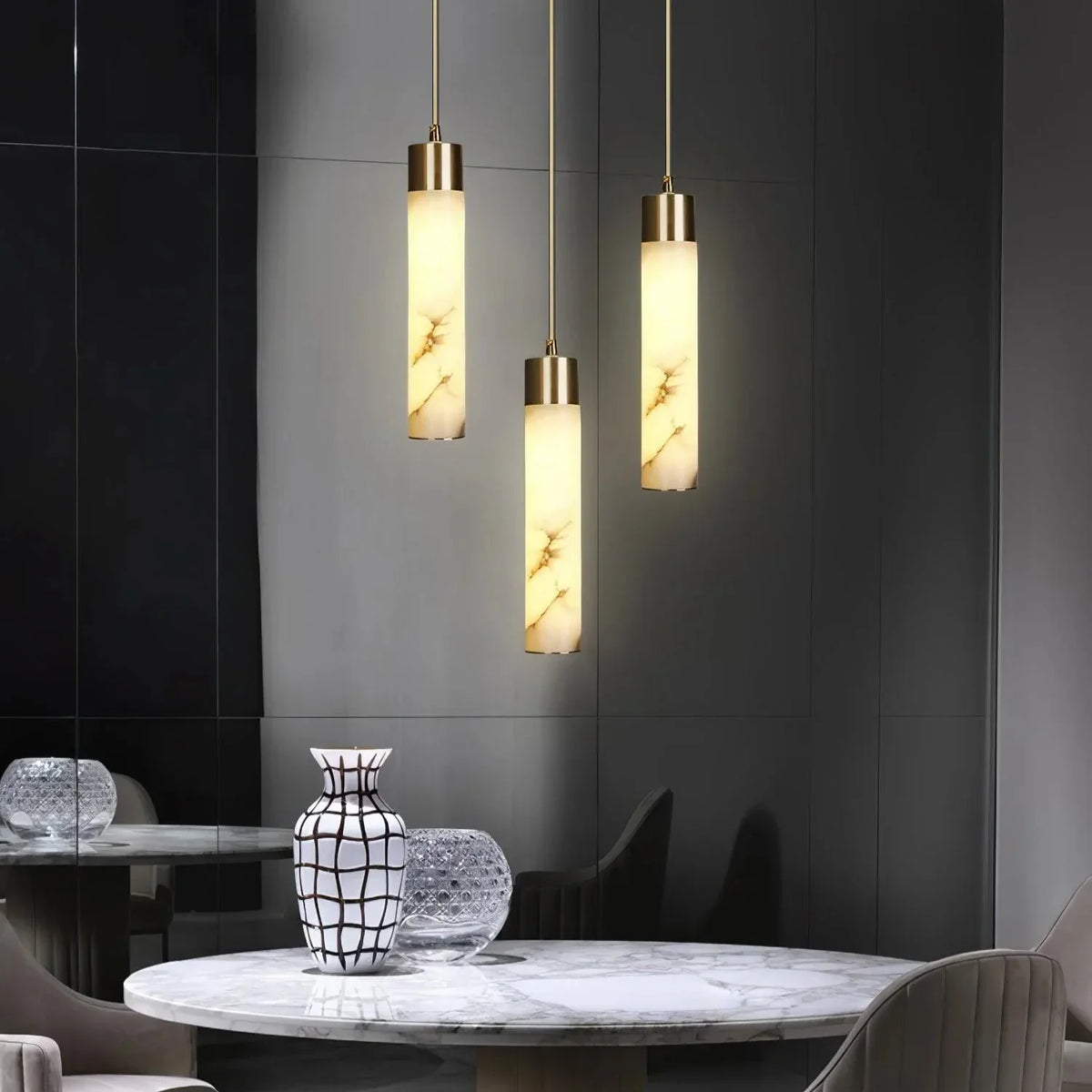 Dike White Alabaster Pendant Light — imagen 4 | Aura Lighting