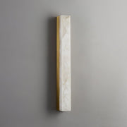Kristy Lámpara de Pared Lineal de Latón y Alabastro — imagen 10 | Aura Lighting