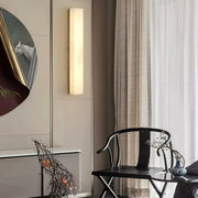 Kristy Lámpara de Pared Lineal de Latón y Alabastro — imagen 11 | Aura Lighting