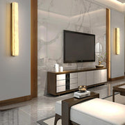Kristy Lámpara de Pared Lineal de Latón y Alabastro — imagen 12 | Aura Lighting