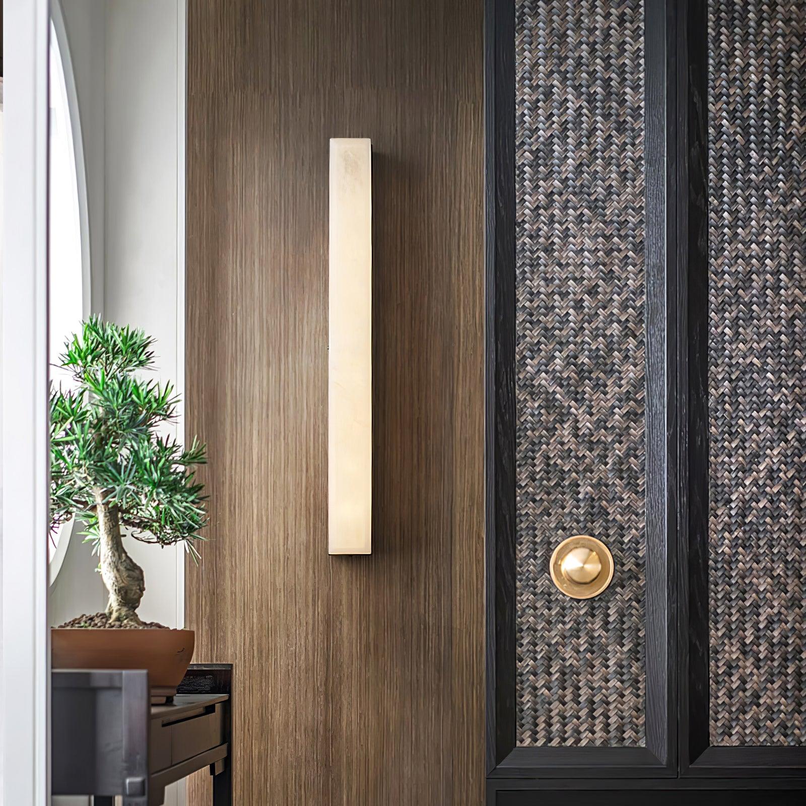 Kristy Lámpara de Pared Lineal de Latón y Alabastro — imagen 16 | Aura Lighting