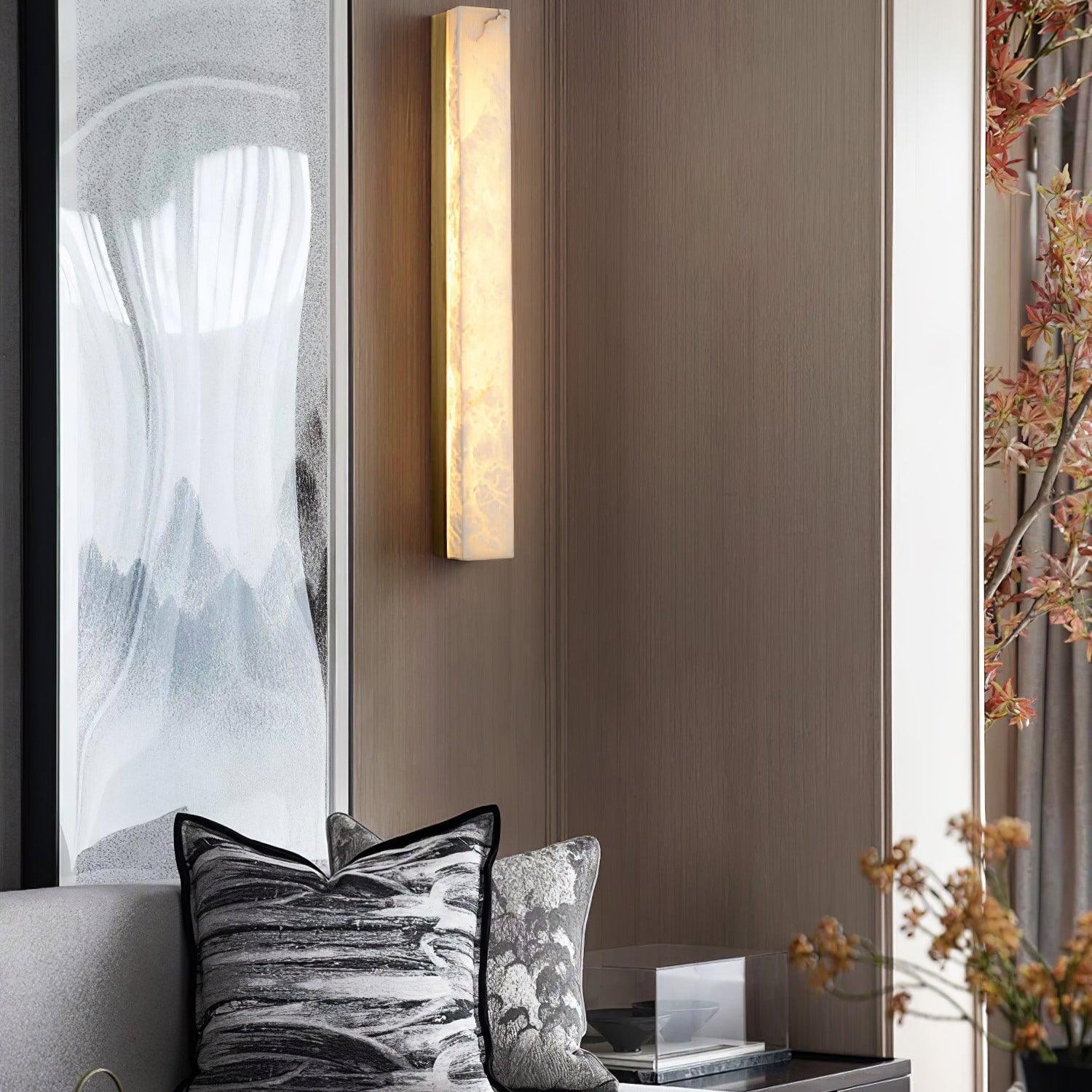 Kristy Lámpara de Pared Lineal de Latón y Alabastro — imagen 19 | Aura Lighting