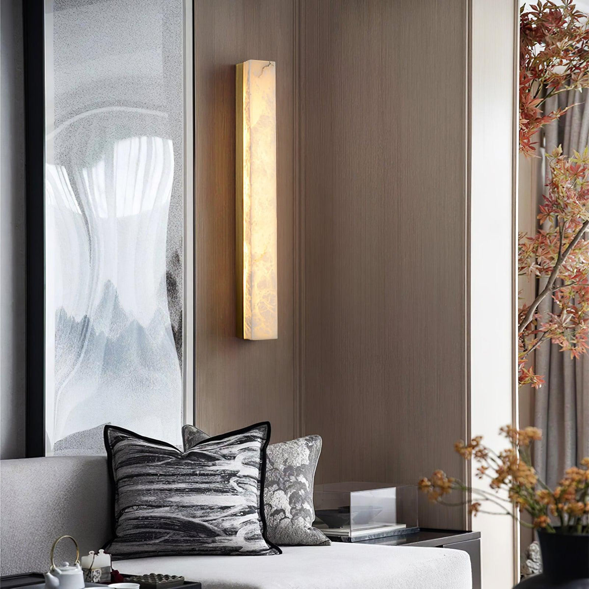 Kristy Lámpara de Pared Lineal de Latón y Alabastro — imagen 3 | Aura Lighting