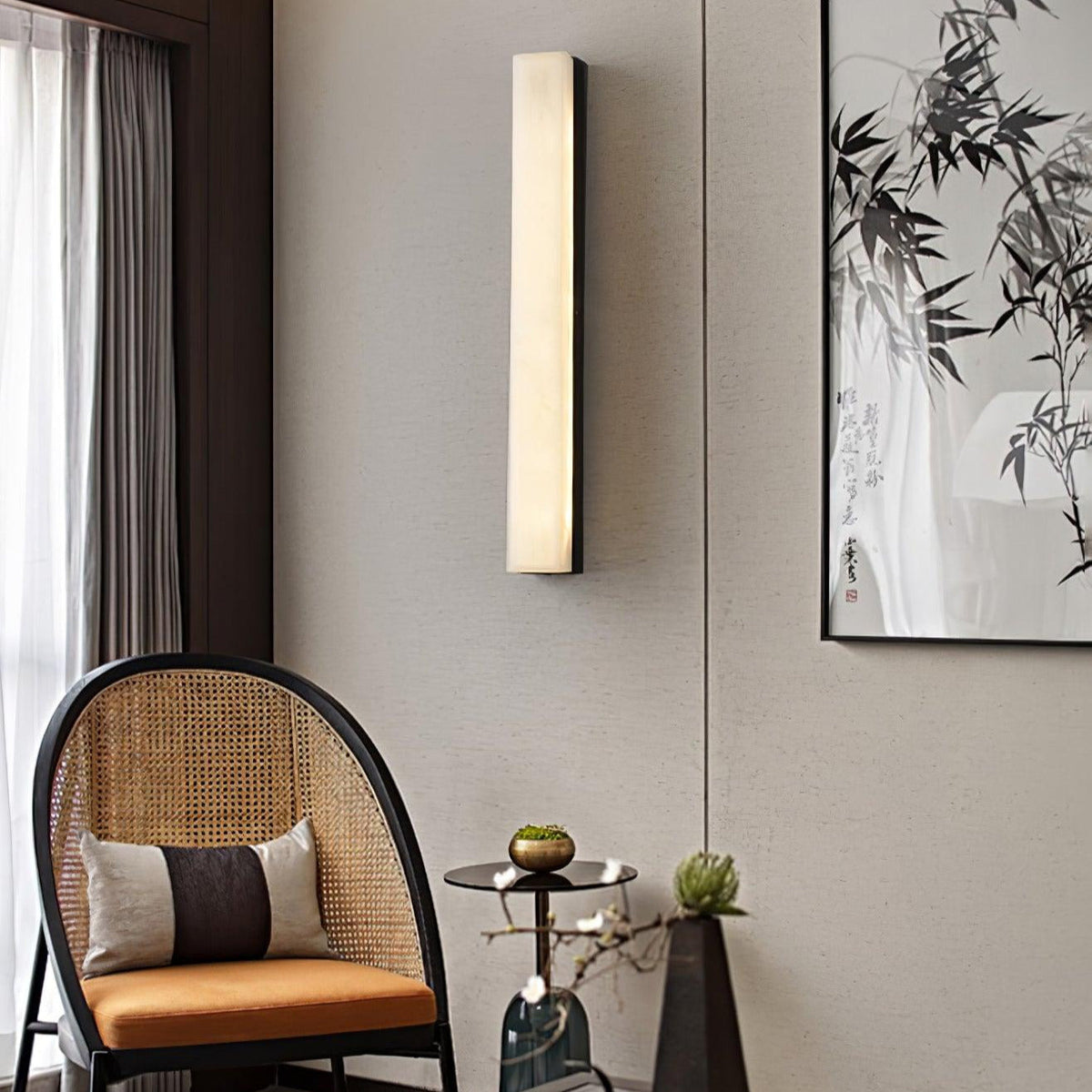 Kristy Lámpara de Pared Lineal de Latón y Alabastro — imagen 7 | Aura Lighting