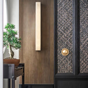 Kristy Lámpara de Pared Lineal de Latón y Alabastro — imagen 8 | Aura Lighting