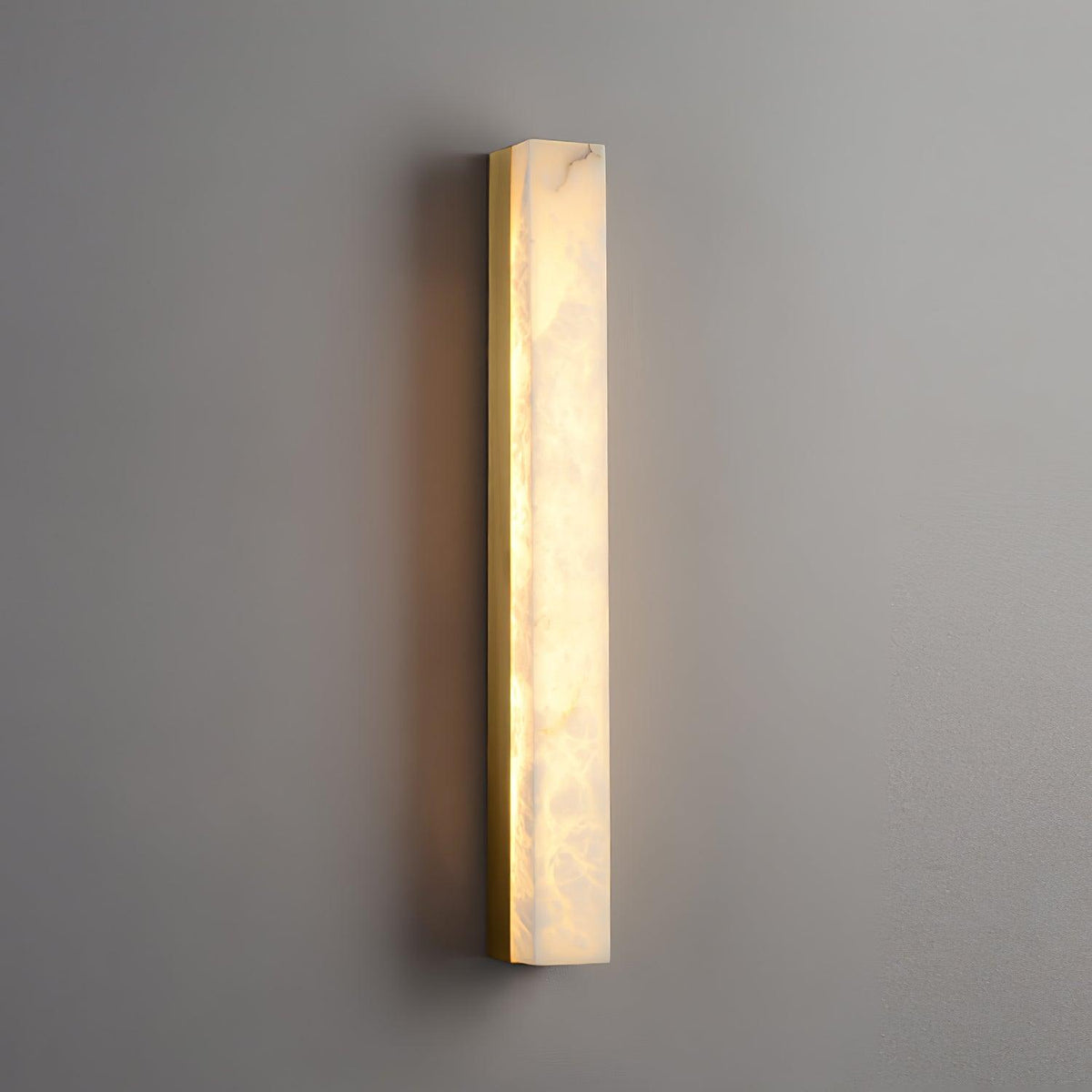 Kristy Lámpara de Pared Lineal de Latón y Alabastro — imagen 9 | Aura Lighting