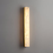 Kristy Lámpara de Pared Lineal de Latón y Alabastro — imagen 9 | Aura Lighting