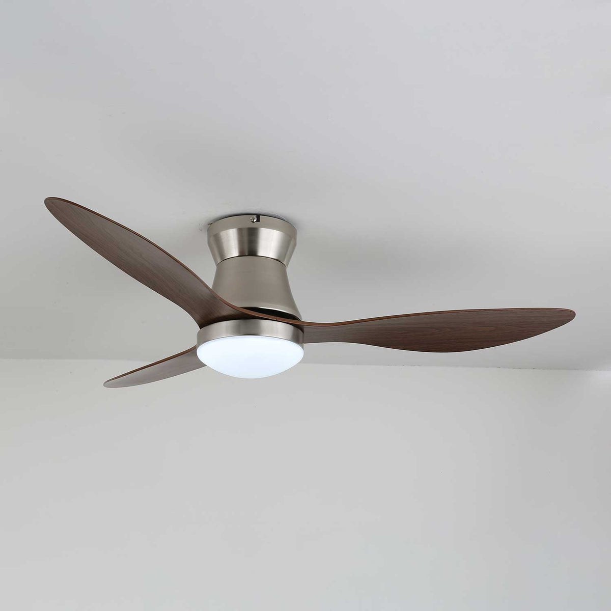 Vista lateral de la Lámpara Ventilador de Techo Moderna Zerath con mando a distancia