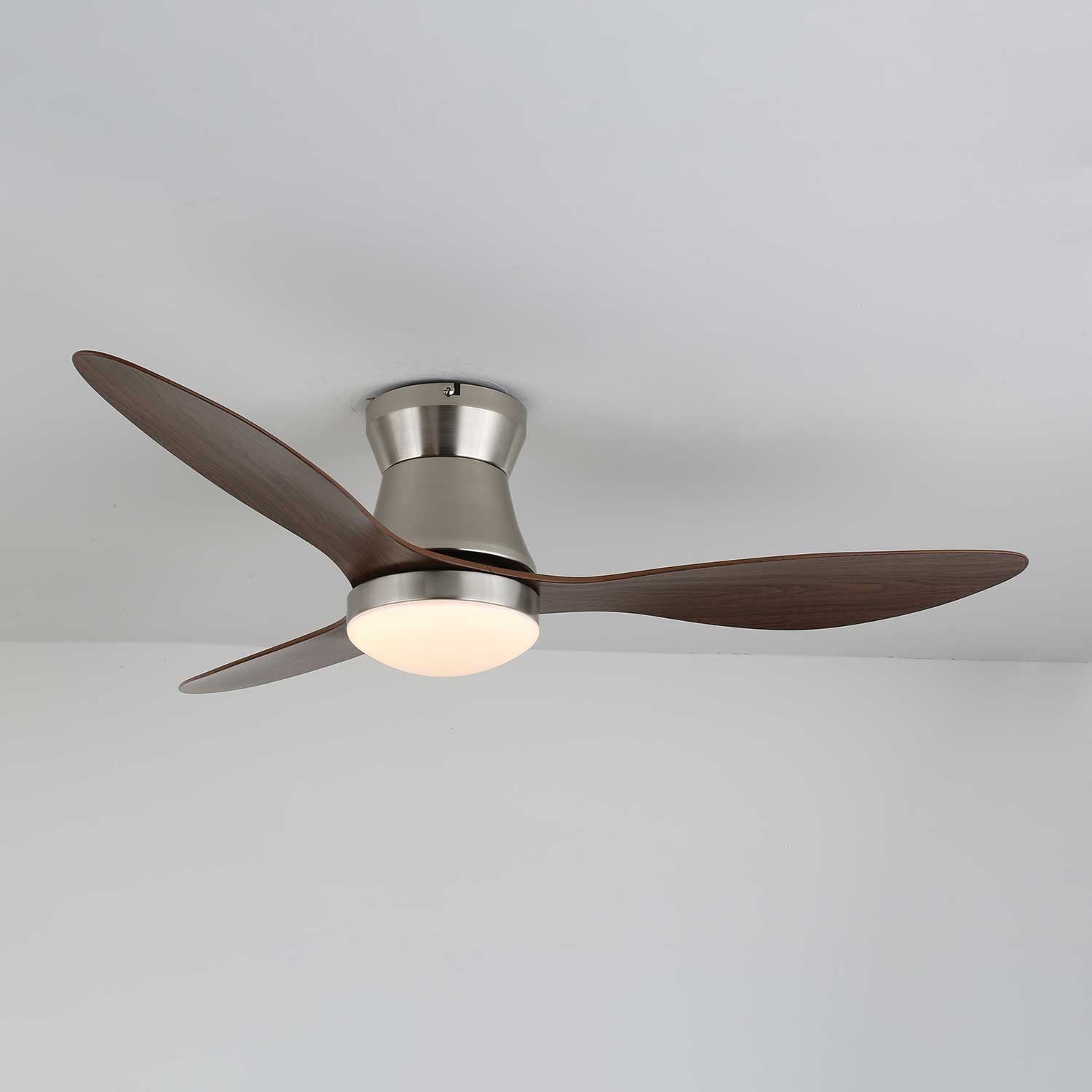 Lámpara Ventilador de Techo Zerath instalada en un ambiente de salón moderno