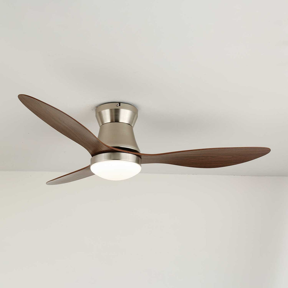 Lámpara Ventilador de Techo Moderna Zerath de Madera desde un ángulo diferente