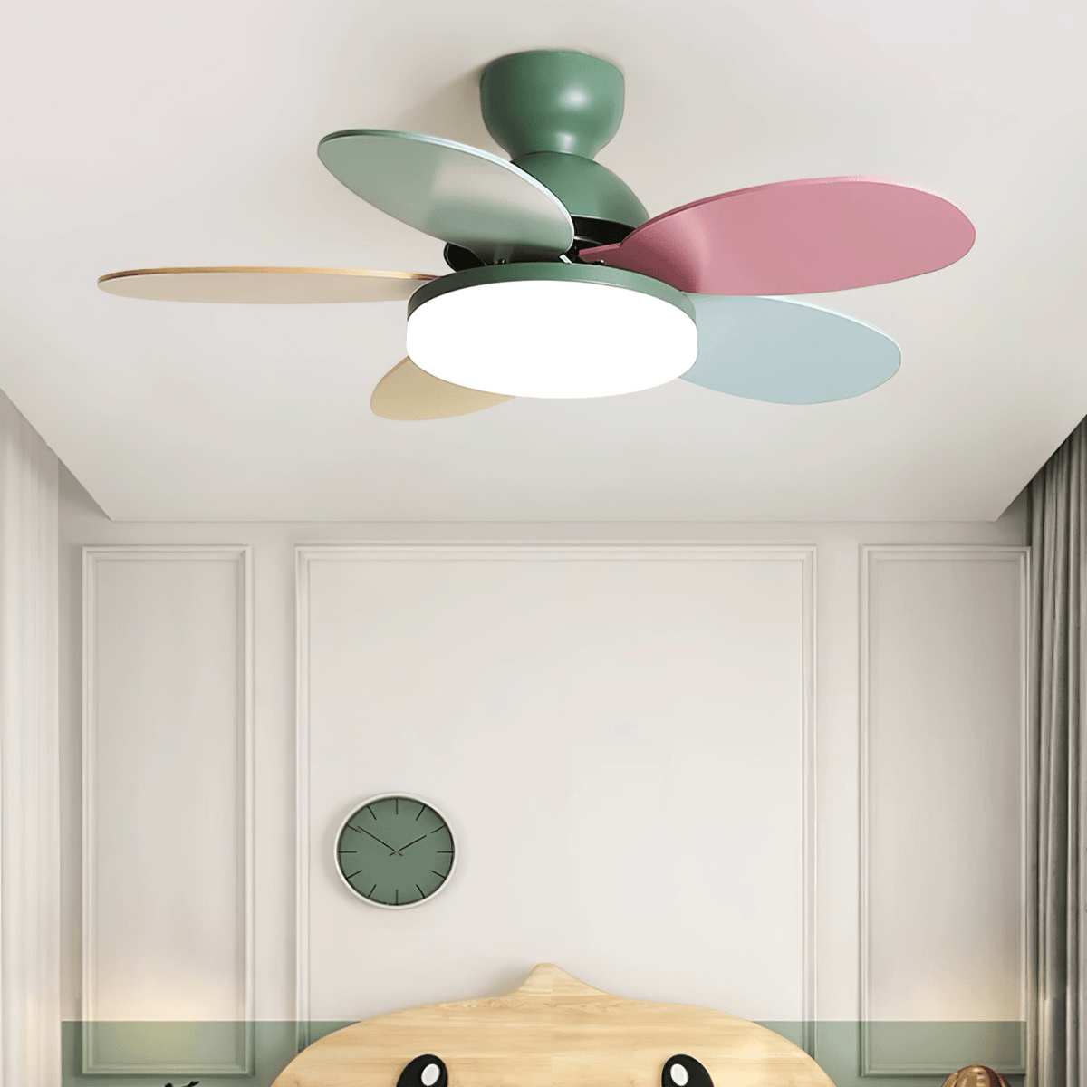 Primer plano de la pantalla de cristal colorido del ventilador de techo Liora