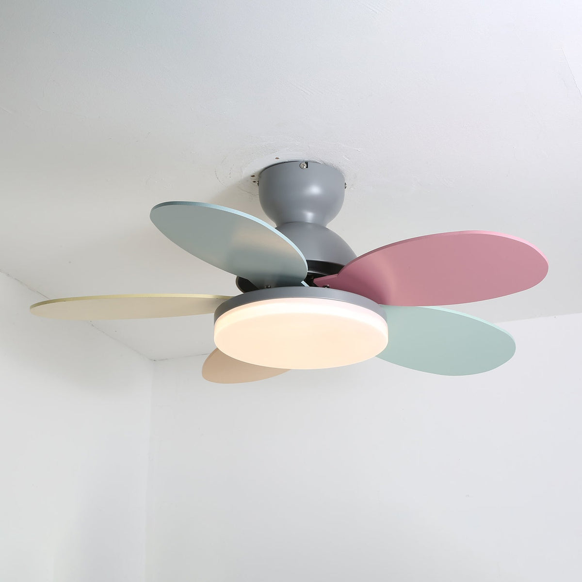 Ventilador de Techo con Luz Liora mostrando el mando a distancia de 6 velocidades