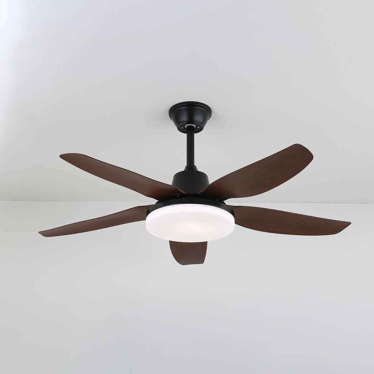Ventilador de Techo Luvo Moderno de Madera con Luz en un ambiente interior