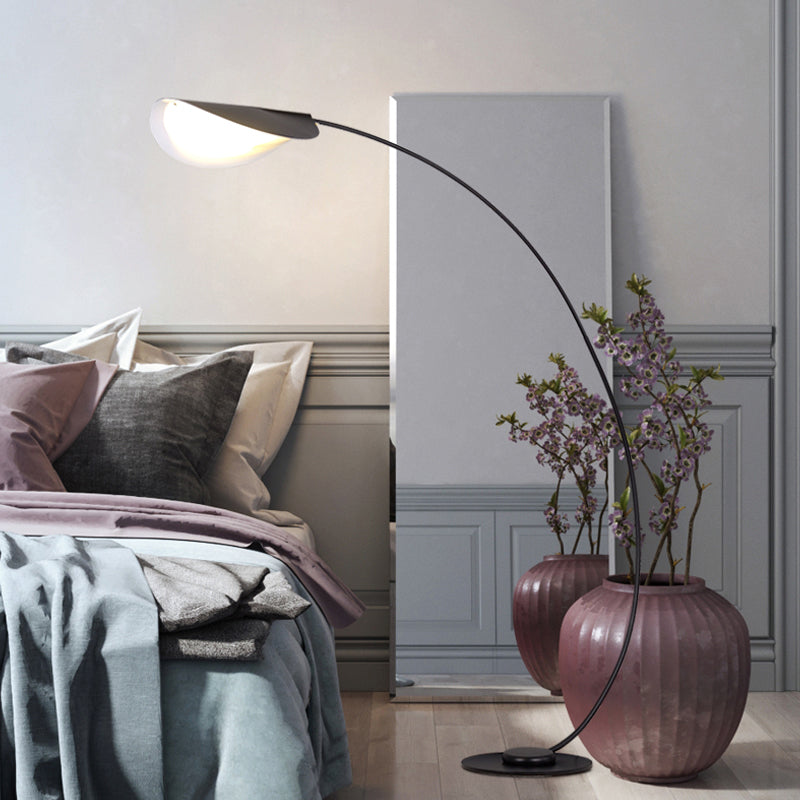 Mira Moderna Geométrica Metal LED Lámpara de Pie Negra — imagen 15 | Aura Lighting