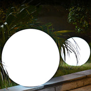 Mira Moderna Esfera Acrílico Luz Exterior Lámpara de Pie Blanca — imagen 10 | Aura Lighting