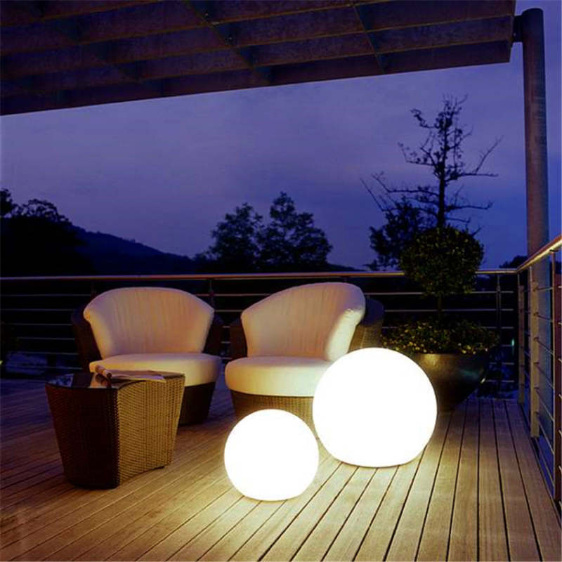 Mira Moderna Esfera Acrílico Luz Exterior Lámpara de Pie Blanca — imagen 2 | Aura Lighting