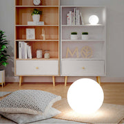 Mira Moderna Esfera Acrílico Luz Exterior Lámpara de Pie Blanca — imagen 3 | Aura Lighting