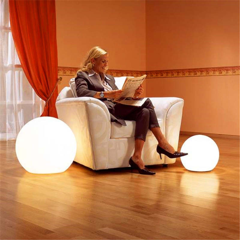 Mira Moderna Esfera Acrílico Luz Exterior Lámpara de Pie Blanca — imagen 9 | Aura Lighting