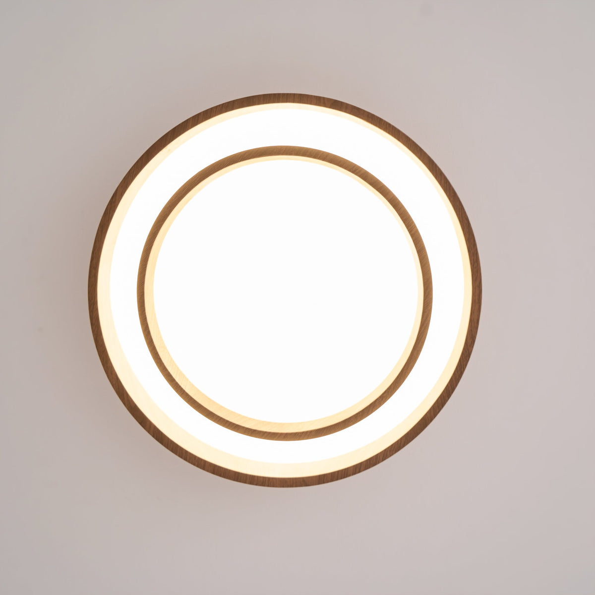 Muto Lámpara de Techo de Doble Aro en Color Nogal — imagen 10 | Aura Lighting