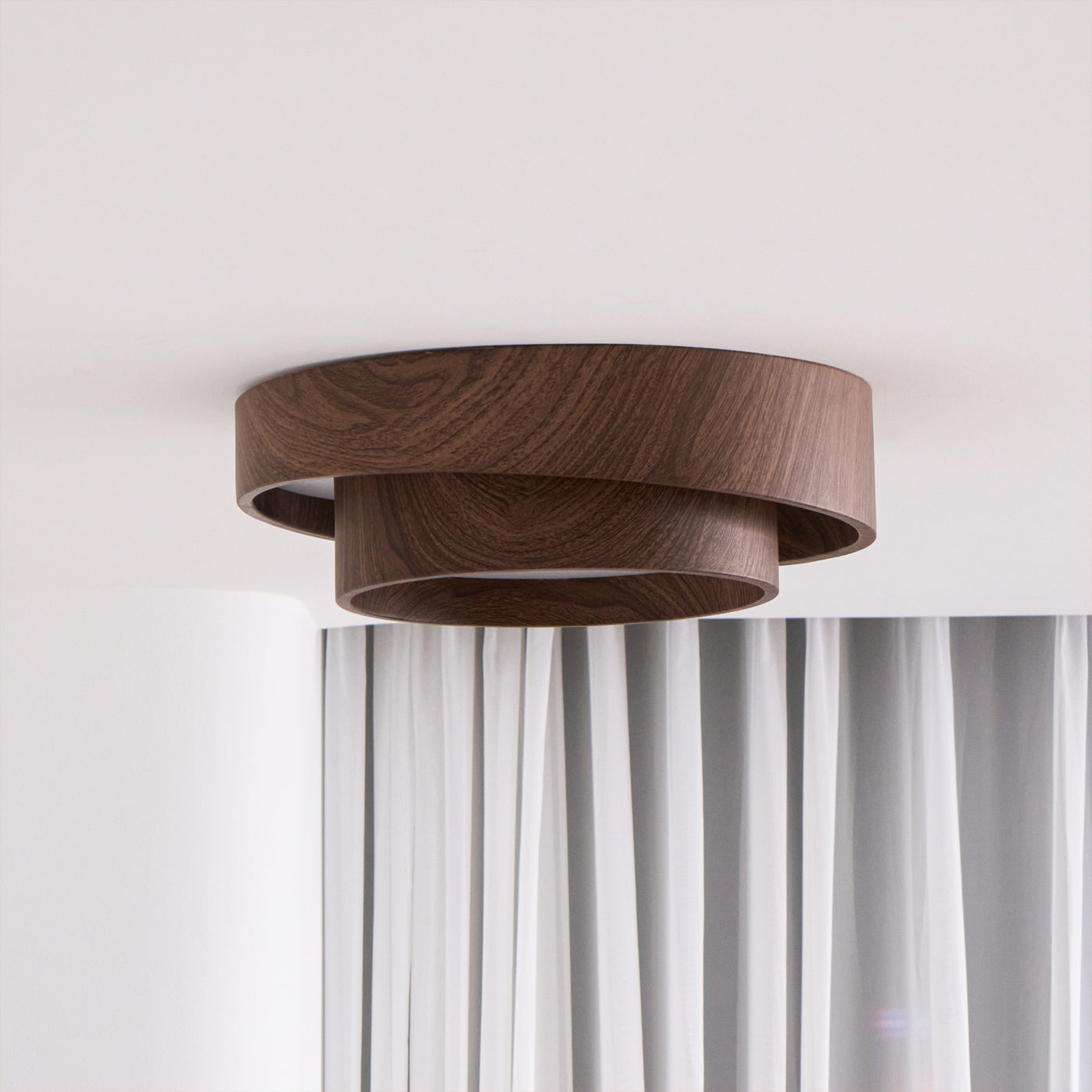 Muto Lámpara de Techo de Doble Aro en Color Nogal — imagen 18 | Aura Lighting