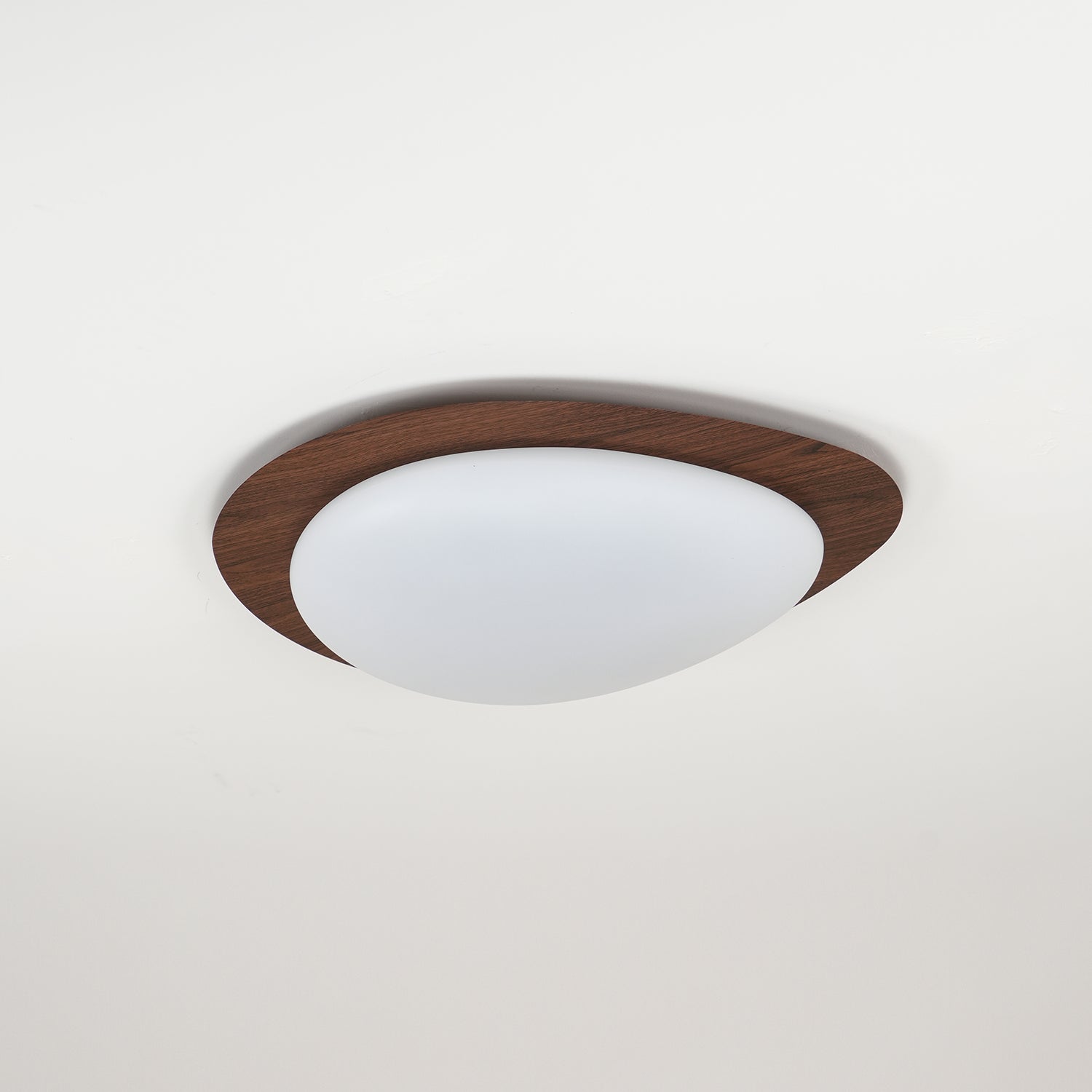 Muto Lámpara de Techo Nogal con Forma de Guijarro — imagen 10 | Aura Lighting