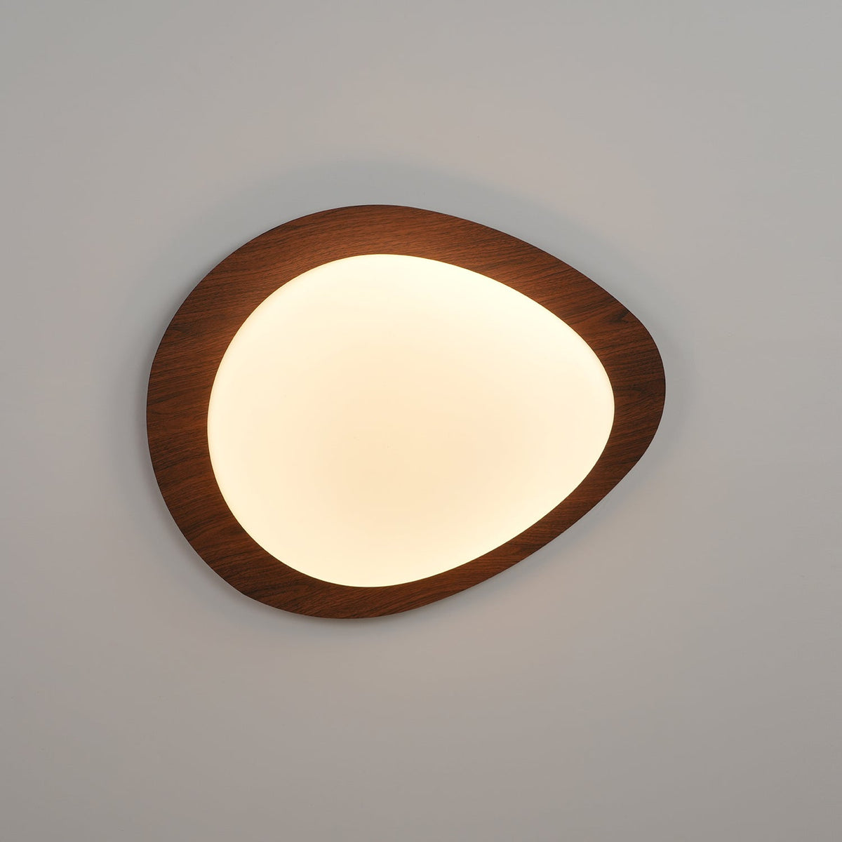 Muto Lámpara de Techo Nogal con Forma de Guijarro — imagen 11 | Aura Lighting