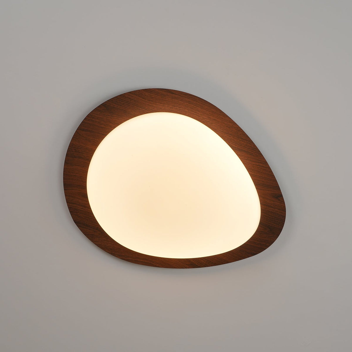 Muto Lámpara de Techo Nogal con Forma de Guijarro — imagen 12 | Aura Lighting
