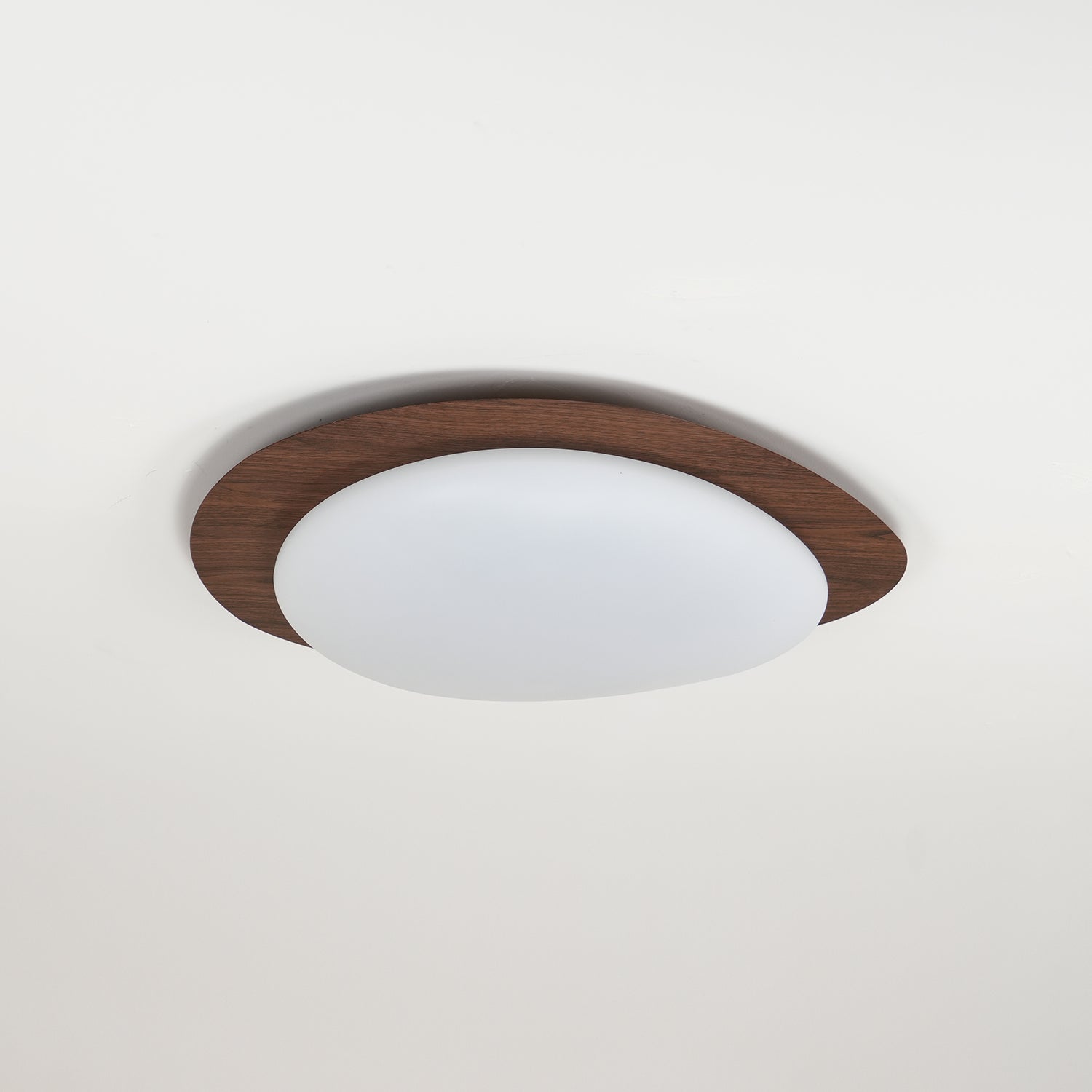 Muto Lámpara de Techo Nogal con Forma de Guijarro — imagen 15 | Aura Lighting