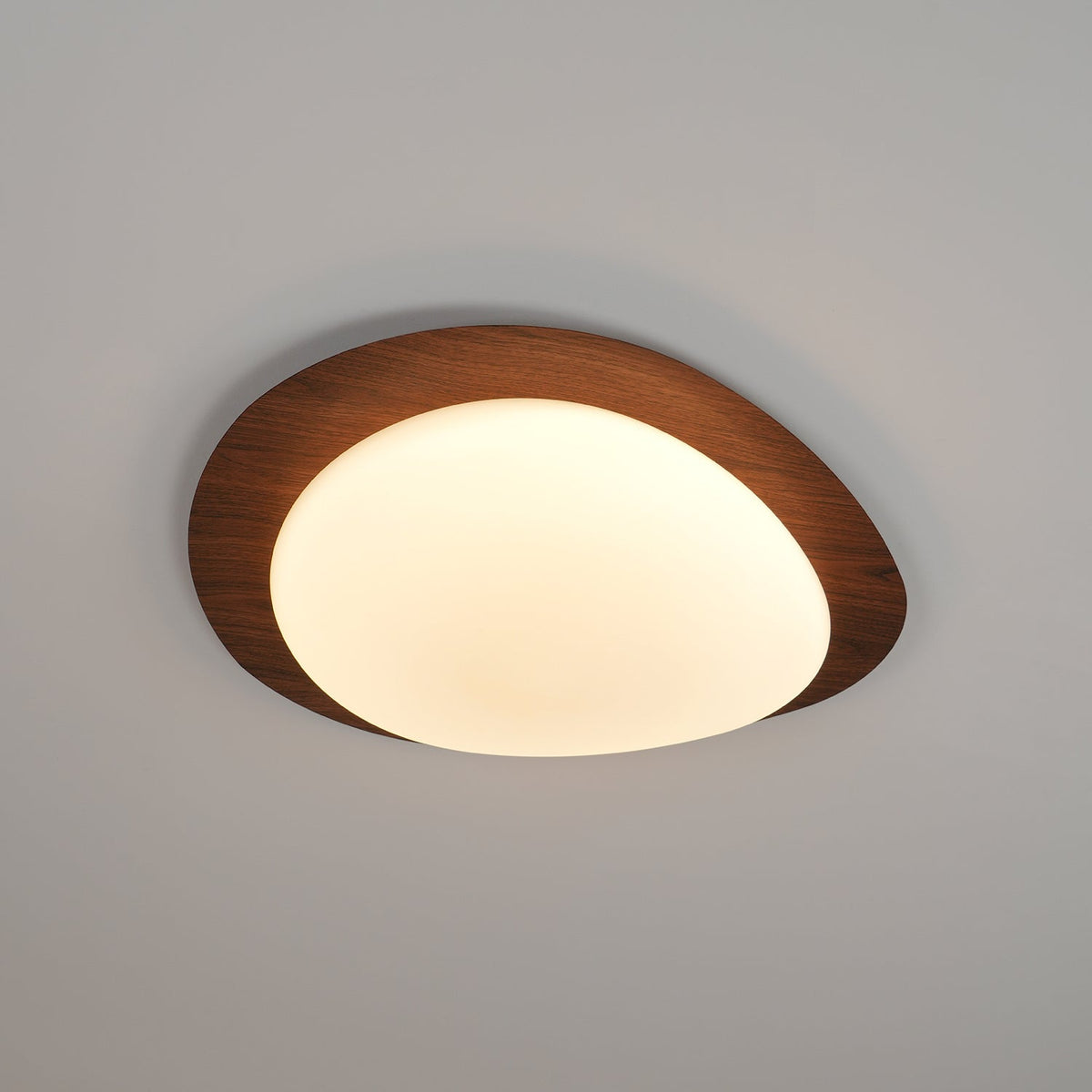 Muto Lámpara de Techo Nogal con Forma de Guijarro — imagen 9 | Aura Lighting