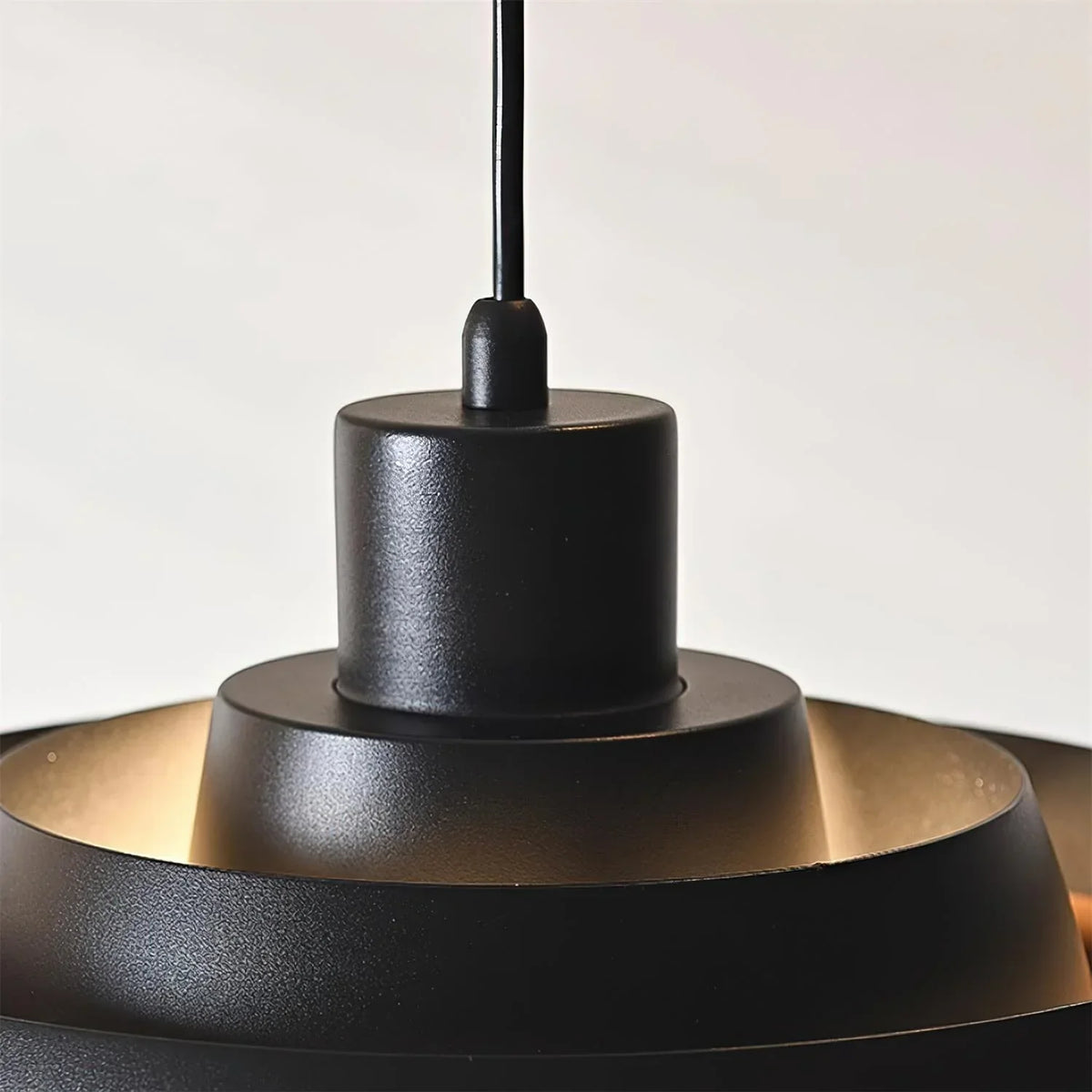 Muto Modern Round   Pendant Light  Wood — imagen 10 | Aura Lighting
