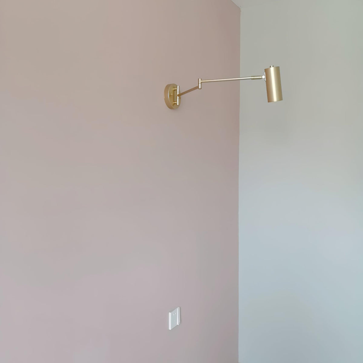 Ray Lámpara de Pared con Brazo Oscilante Ajustable — imagen 14 | Aura Lighting