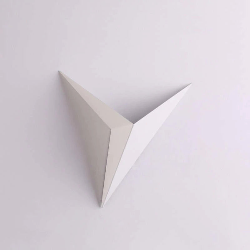 Ray Minimalita Triángulo LED Aplique de Pared — imagen 1 | Aura Lighting