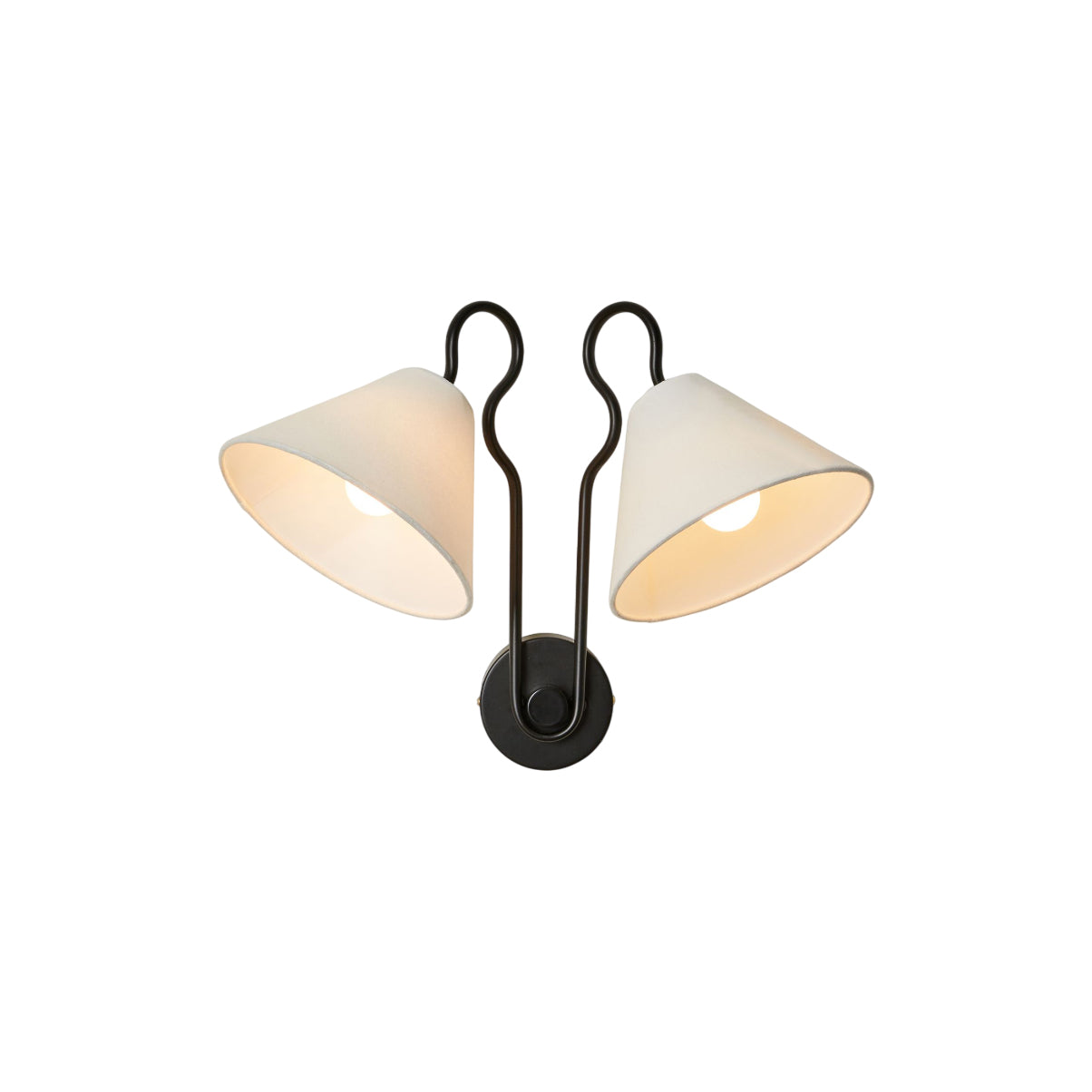 Silva Lámpara de Pared con Dos Pantallas Cónicas Blancas de Tela — imagen 1 | Aura Lighting