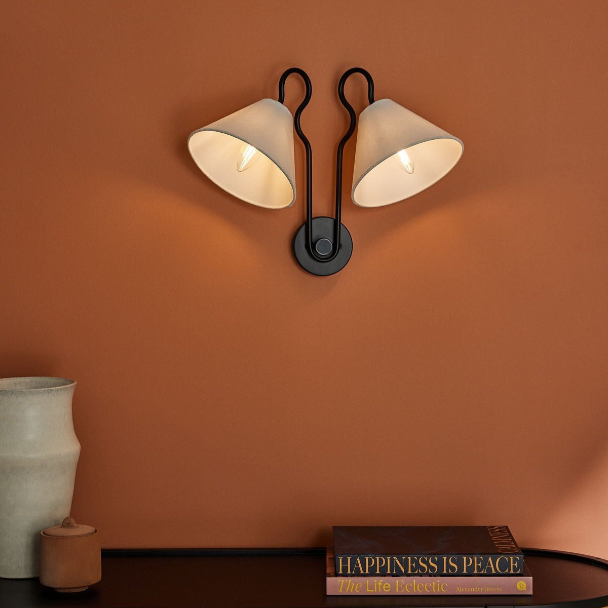 Silva Lámpara de Pared con Dos Pantallas Cónicas Blancas de Tela — imagen 2 | Aura Lighting