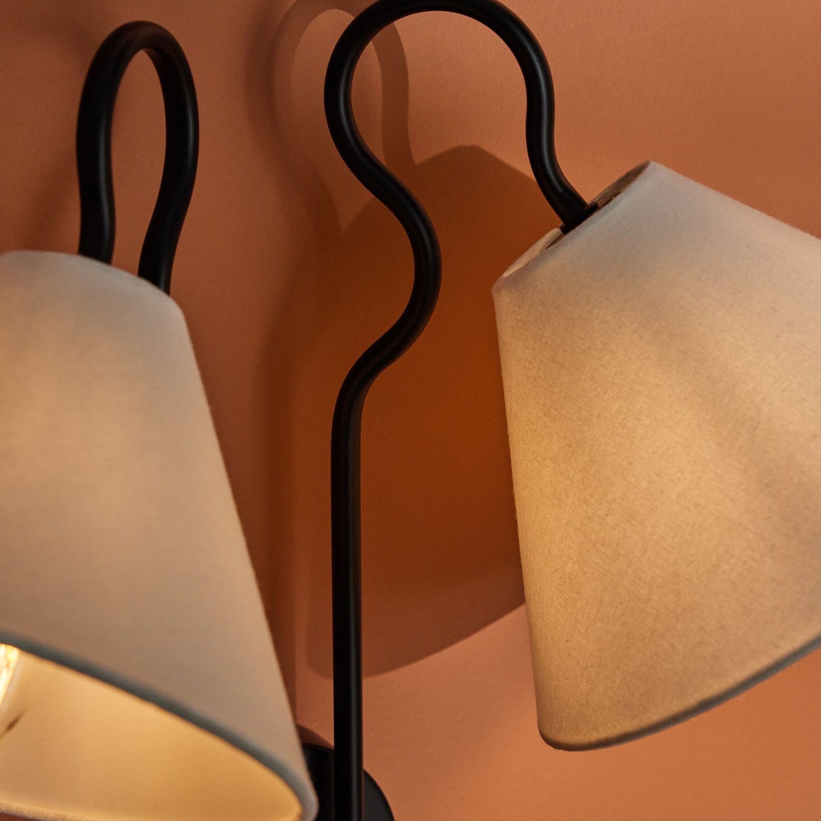 Silva Lámpara de Pared con Dos Pantallas Cónicas Blancas de Tela — imagen 3 | Aura Lighting