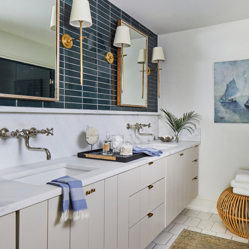 Silva Lámpara de Pared con Pantalla Cónica Blanca de Latón — imagen 11 | Aura Lighting