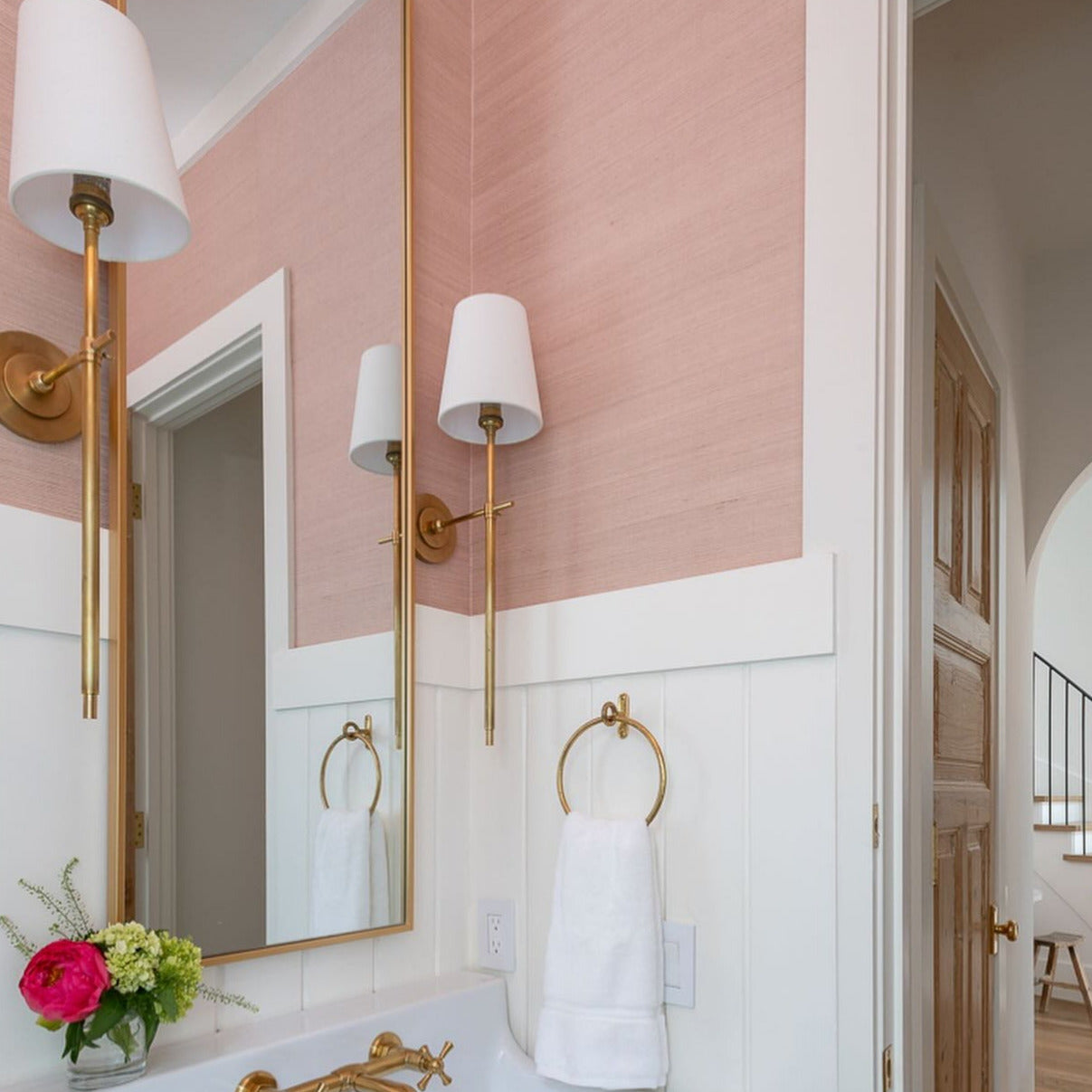 Silva Lámpara de Pared con Pantalla Cónica Blanca de Latón — imagen 13 | Aura Lighting