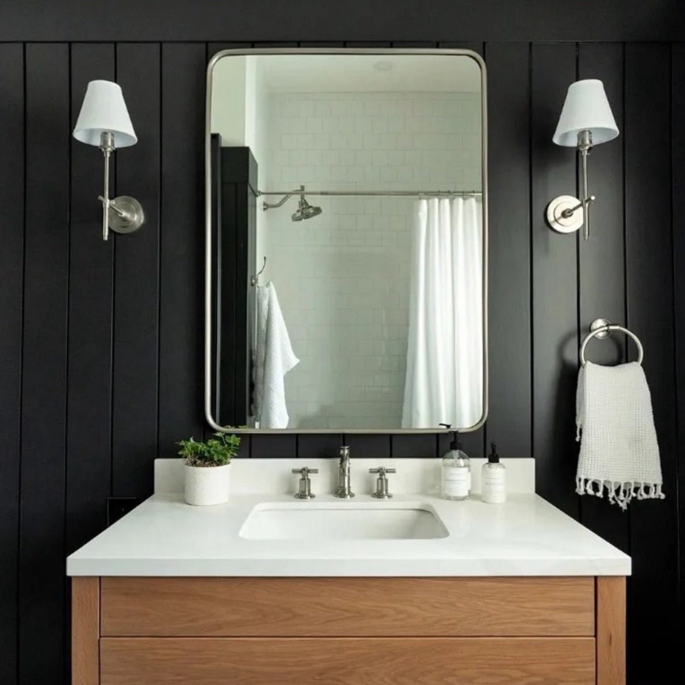 Silva Lámpara de Pared con Pantalla Cónica Blanca de Latón — imagen 15 | Aura Lighting