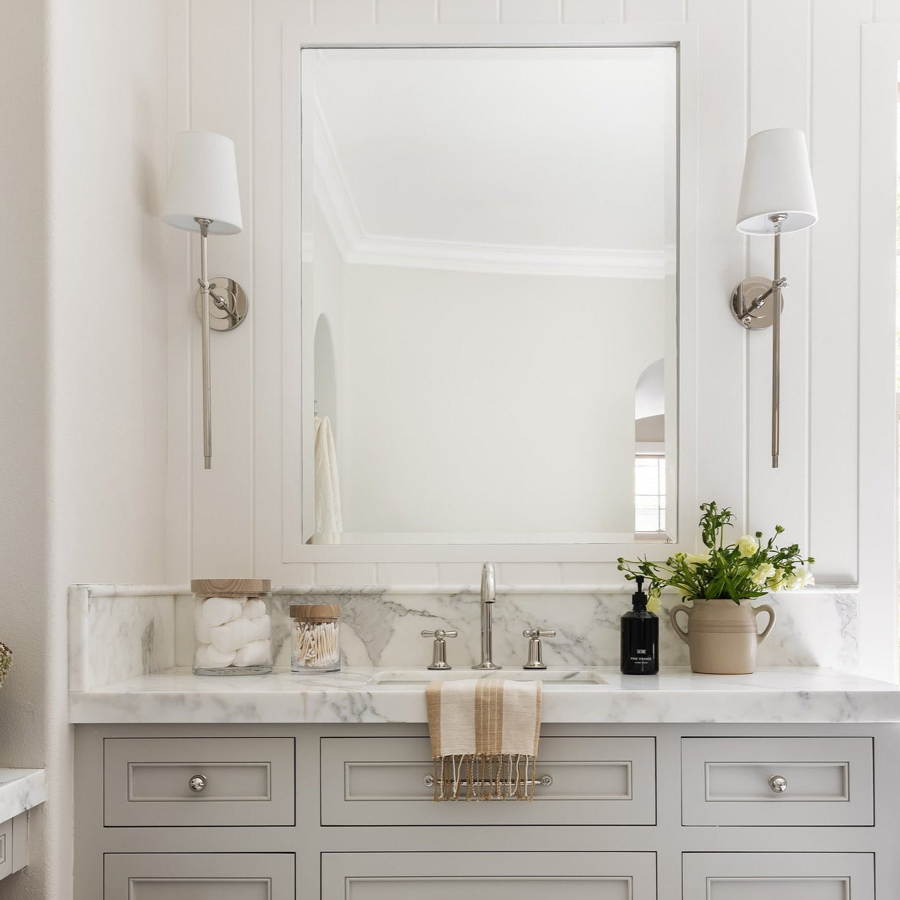 Silva Lámpara de Pared con Pantalla Cónica Blanca de Latón — imagen 16 | Aura Lighting