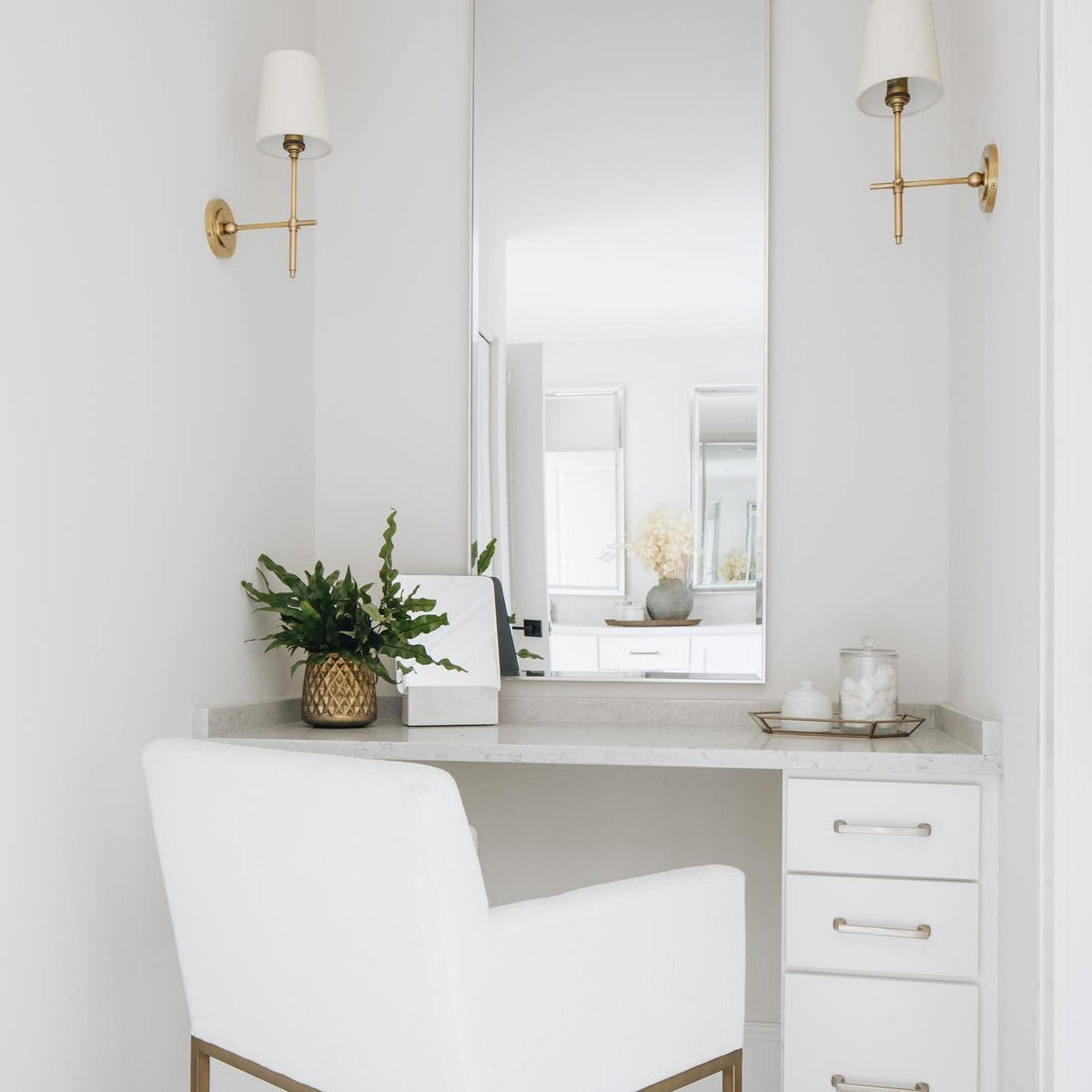 Silva Lámpara de Pared con Pantalla Cónica Blanca de Latón — imagen 17 | Aura Lighting