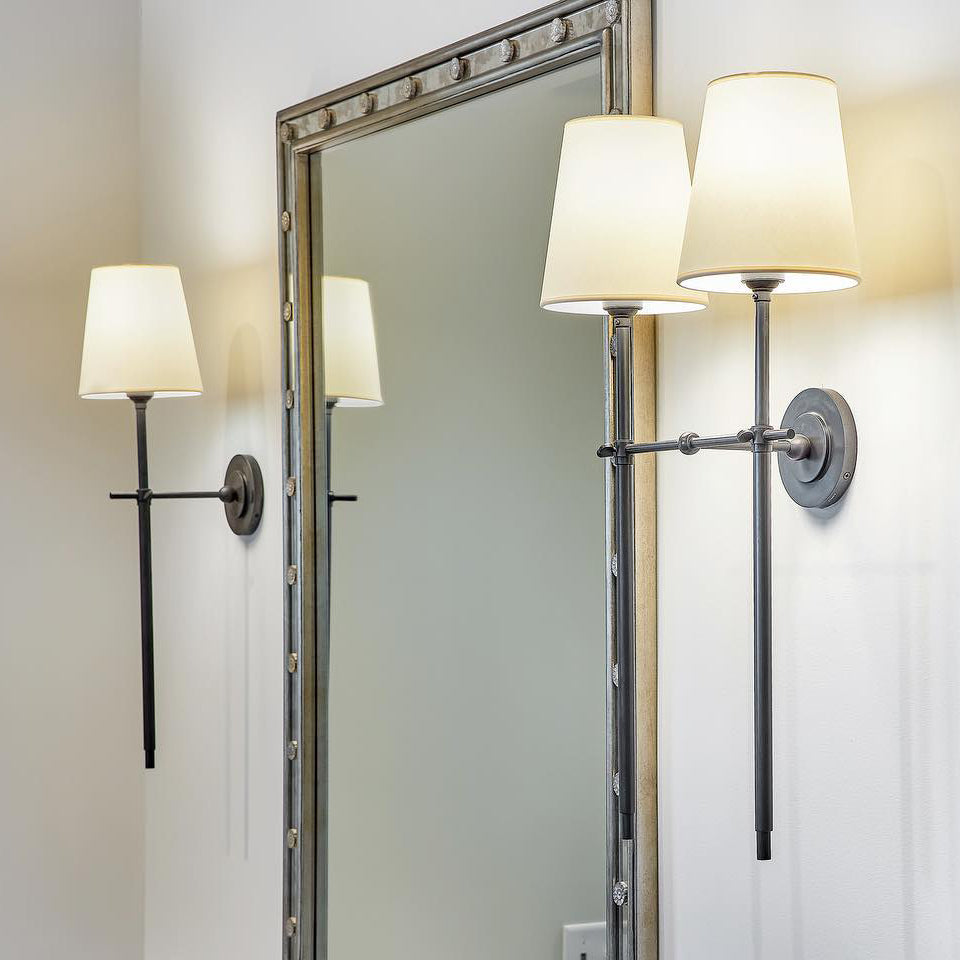 Silva Lámpara de Pared con Pantalla Cónica Blanca de Latón — imagen 2 | Aura Lighting