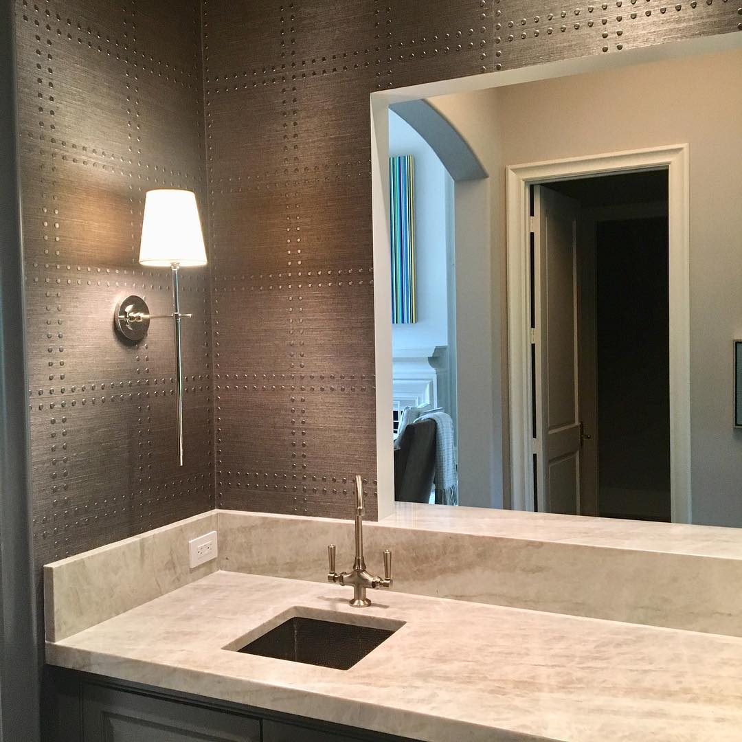 Silva Lámpara de Pared con Pantalla Cónica Blanca de Latón — imagen 4 | Aura Lighting