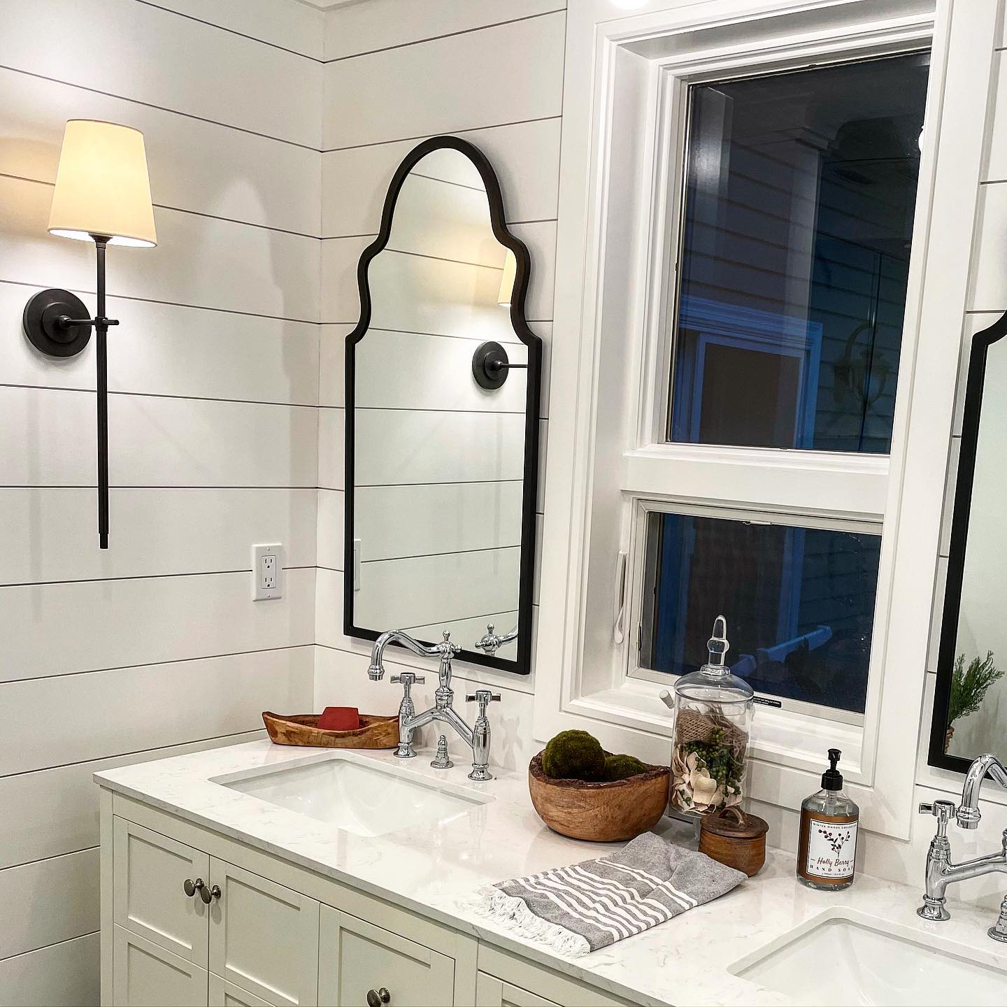 Silva Lámpara de Pared con Pantalla Cónica Blanca de Latón — imagen 6 | Aura Lighting