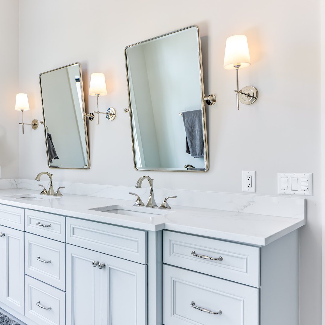 Silva Lámpara de Pared con Pantalla Cónica Blanca de Latón — imagen 8 | Aura Lighting