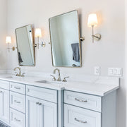 Silva Lámpara de Pared con Pantalla Cónica Blanca de Latón — imagen 8 | Aura Lighting