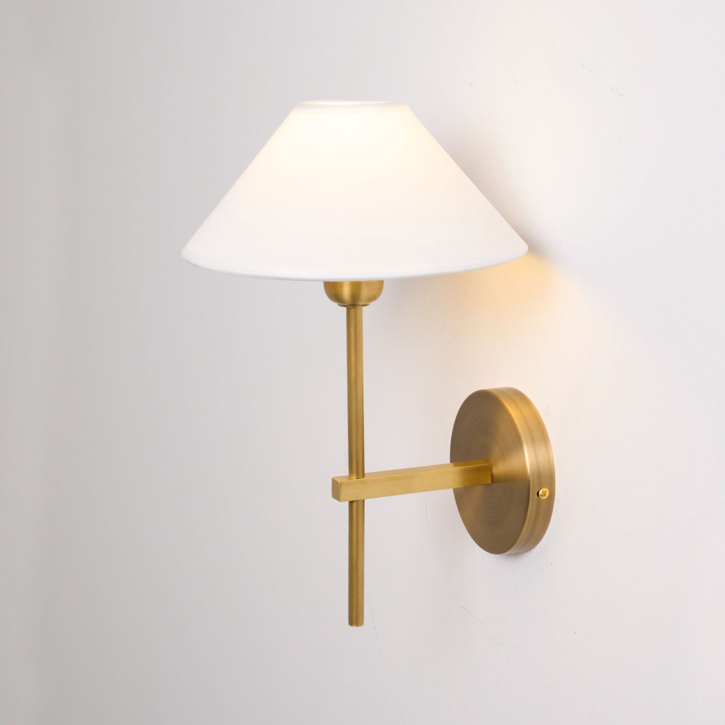 Silva Lámpara de Pared con Pantalla Cónica Blanca de Tela — imagen 34 | Aura Lighting